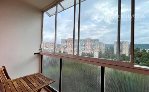 REZERVOVANÉ - JUH - LUDMANSKÁ 3 IZBOVÝ BYT PO REKONŠTRUKCII V CENTRE MESTA, 2X LODŽIA.