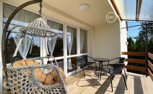 MAĎARSKO - JAZERO RAKACA - SUPER 3 IZBOVÁ CHATA PRI JAZERE S TERASOU.