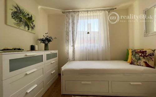 MAĎARSKO - JAZERO RAKACA - SUPER 3 IZBOVÁ CHATA PRI JAZERE S TERASOU.