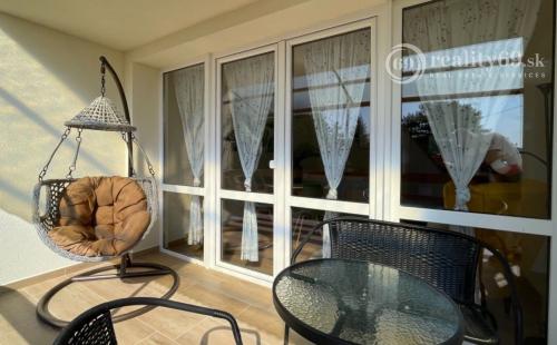 MAĎARSKO - JAZERO RAKACA - SUPER 3 IZBOVÁ CHATA PRI JAZERE S TERASOU.