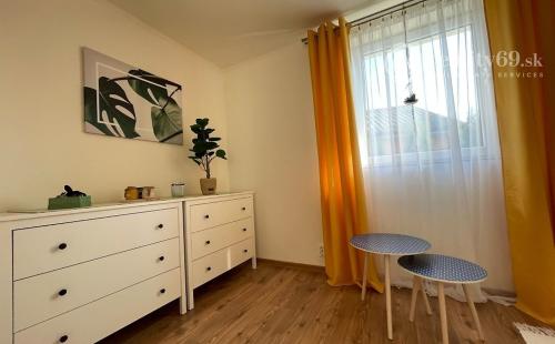 MAĎARSKO - JAZERO RAKACA - SUPER 3 IZBOVÁ CHATA PRI JAZERE S TERASOU.