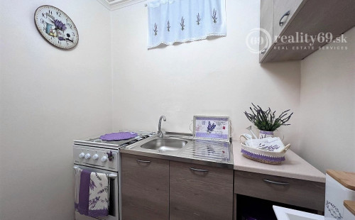 MAĎARSKO - JAZERO RAKACA - 2 IZBOVÁ CHATA PROVANCE - PRI JAZERE S TERASOU.