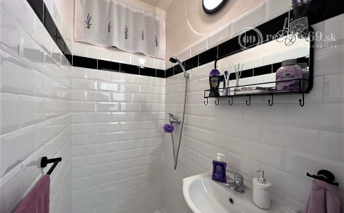 MAĎARSKO - JAZERO RAKACA - 2 IZBOVÁ CHATA PROVANCE - PRI JAZERE S TERASOU.