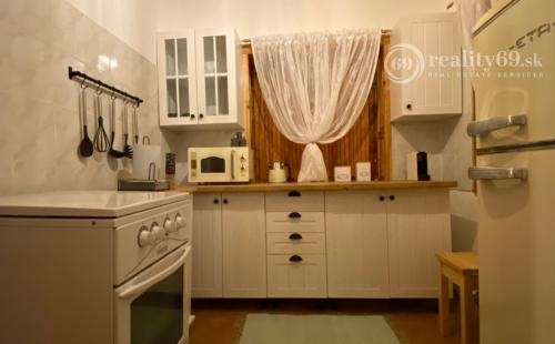 REZERVOVANÁ - SZALONNA KOMPLETNE ZARIADENÁ 4 IZBOVÁ CHATA PRI JAZERE RAKACA.