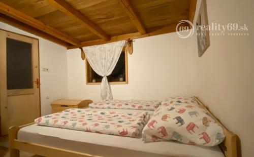 REZERVOVANÁ - SZALONNA KOMPLETNE ZARIADENÁ 4 IZBOVÁ CHATA PRI JAZERE RAKACA.