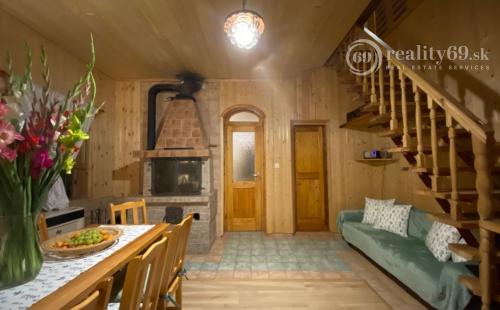 REZERVOVANÁ - SZALONNA KOMPLETNE ZARIADENÁ 4 IZBOVÁ CHATA PRI JAZERE RAKACA.