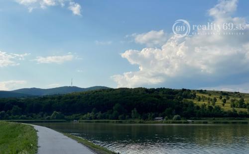 REZERVOVANÁ - SZALONNA KOMPLETNE ZARIADENÁ 4 IZBOVÁ CHATA PRI JAZERE RAKACA.