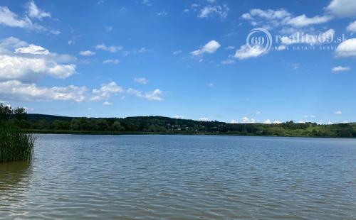 REZERVOVANÁ - SZALONNA KOMPLETNE ZARIADENÁ 4 IZBOVÁ CHATA PRI JAZERE RAKACA.