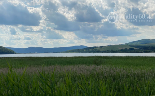 MAĎARSKO - JAZERO RAKACA  STAVEBNÝ POZEMOK 201 M2 - IS NA POZEMKU.