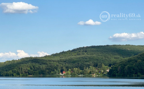 MAĎARSKO - JAZERO RAKACA  STAVEBNÝ POZEMOK 201 M2 - IS NA POZEMKU.