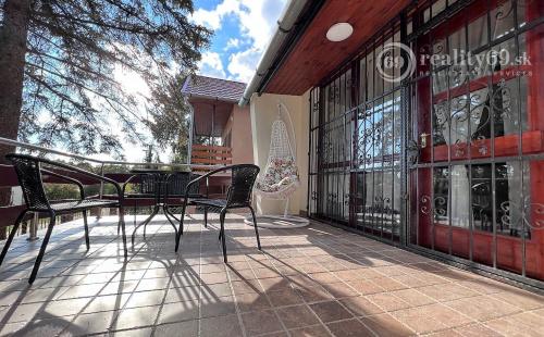 MAĎARSKO - JAZERO RAKACA - 2 IZBOVÁ CHATA PROVANCE - PRI JAZERE S TERASOU.