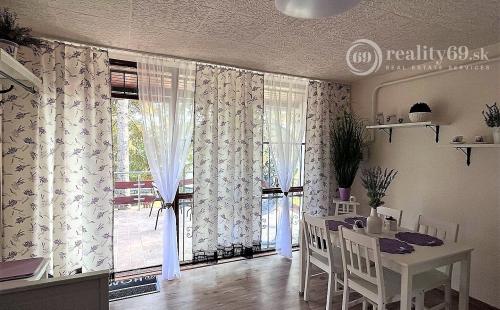 MAĎARSKO - JAZERO RAKACA - 2 IZBOVÁ CHATA PROVANCE - PRI JAZERE S TERASOU.