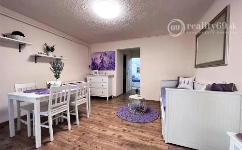 MAĎARSKO - JAZERO RAKACA - 2 IZBOVÁ CHATA PROVANCE - PRI JAZERE S TERASOU.