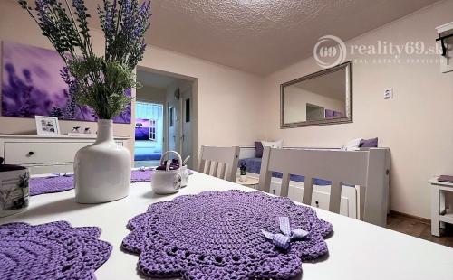 MAĎARSKO - JAZERO RAKACA - 2 IZBOVÁ CHATA PROVANCE - PRI JAZERE S TERASOU.