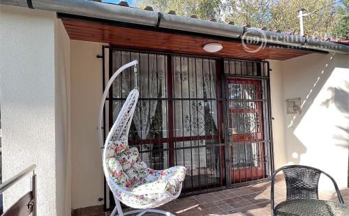 MAĎARSKO - JAZERO RAKACA - 2 IZBOVÁ CHATA PROVANCE - PRI JAZERE S TERASOU.