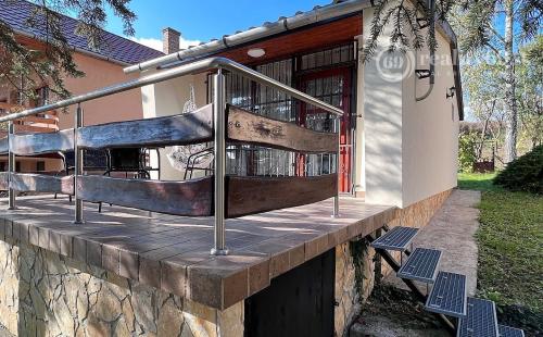 MAĎARSKO - JAZERO RAKACA - 2 IZBOVÁ CHATA PROVANCE - PRI JAZERE S TERASOU.