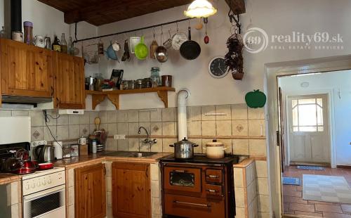 REZERVOVANÉ - MAĎARSKO - VAGASHUTA - ZARIADENÁ 3 IZBOVÁ CHALUPA PO REKONŠTRUKCII, V TICHOM PROSTREDÍ.