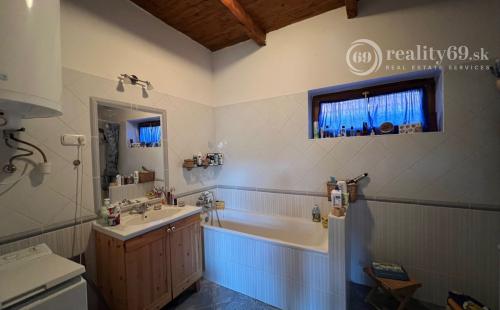 REZERVOVANÉ - MAĎARSKO - VAGASHUTA - ZARIADENÁ 3 IZBOVÁ CHALUPA PO REKONŠTRUKCII, V TICHOM PROSTREDÍ.