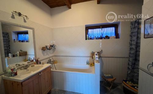 REZERVOVANÉ - MAĎARSKO - VAGASHUTA - ZARIADENÁ 3 IZBOVÁ CHALUPA PO REKONŠTRUKCII, V TICHOM PROSTREDÍ.