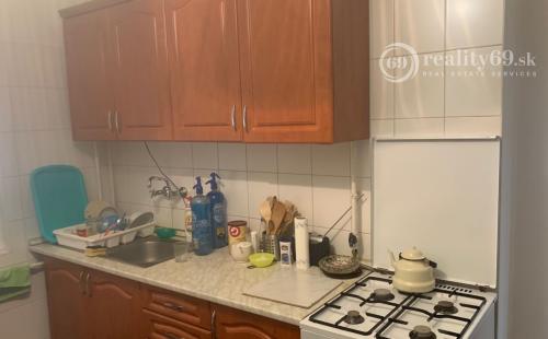 REZERVOVANÉ - SZALONNA - PEKNÝ 3 IZBOVÝ POSCHODOVÝ RODINNÝ DOM S VEĽKOU GARÁŽOU