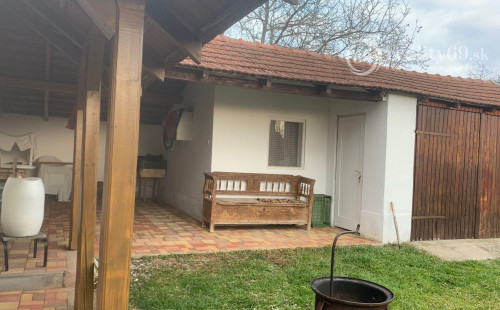 REZERVOVANÉ - SZALONNA - PEKNÝ 3 IZBOVÝ POSCHODOVÝ RODINNÝ DOM S VEĽKOU GARÁŽOU