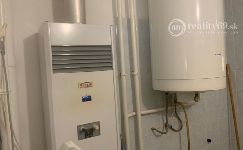 REZERVOVANÉ - SZALONNA - PEKNÝ 3 IZBOVÝ POSCHODOVÝ RODINNÝ DOM S VEĽKOU GARÁŽOU