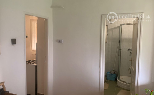 REZERVOVANÉ - SZALONNA - PEKNÝ 3 IZBOVÝ POSCHODOVÝ RODINNÝ DOM S VEĽKOU GARÁŽOU