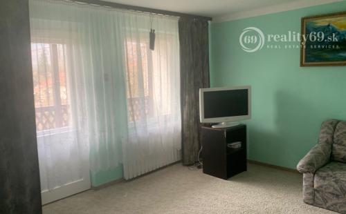 REZERVOVANÉ - SZALONNA - PEKNÝ 3 IZBOVÝ POSCHODOVÝ RODINNÝ DOM S VEĽKOU GARÁŽOU