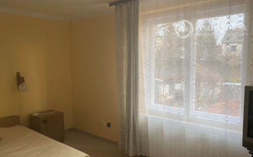 REZERVOVANÉ - SZALONNA - PEKNÝ 3 IZBOVÝ POSCHODOVÝ RODINNÝ DOM S VEĽKOU GARÁŽOU