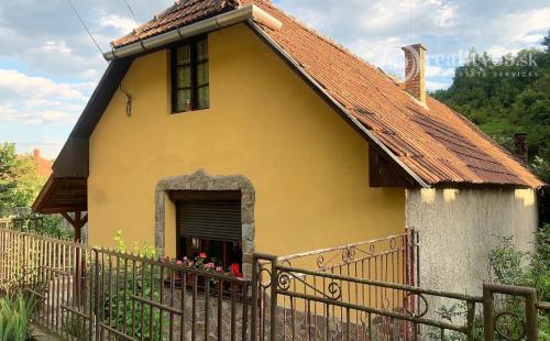 MAĎARSKO - PERKUPA PEKNÝ 2 IZBOVÝ RODINNÝ DOM S LETNOU KUCHYŇOU.