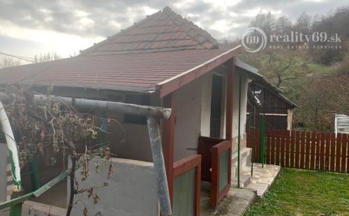 MAĎARSKO - PERKUPA PEKNÝ 2 IZBOVÝ RODINNÝ DOM S LETNOU KUCHYŇOU.