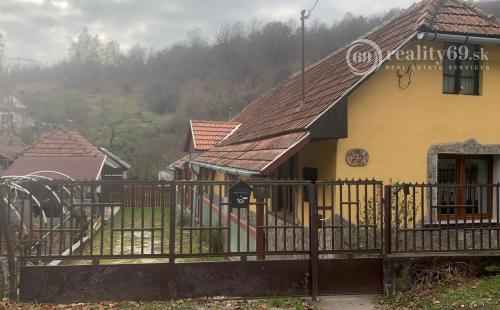 MAĎARSKO - PERKUPA PEKNÝ 2 IZBOVÝ RODINNÝ DOM S LETNOU KUCHYŇOU.