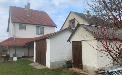 REZERVOVANÉ - SZALONNA - PEKNÝ 3 IZBOVÝ POSCHODOVÝ RODINNÝ DOM S VEĽKOU GARÁŽOU