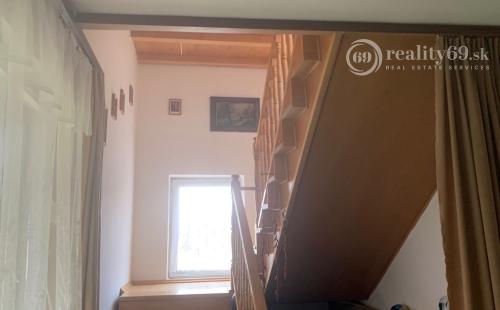 REZERVOVANÉ - SZALONNA - PEKNÝ 3 IZBOVÝ POSCHODOVÝ RODINNÝ DOM S VEĽKOU GARÁŽOU