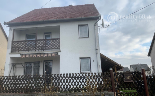 REZERVOVANÉ - SZALONNA - PEKNÝ 3 IZBOVÝ POSCHODOVÝ RODINNÝ DOM S VEĽKOU GARÁŽOU