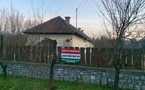 MAĎARSKO - SZUHOGY 3 IZBOVÝ ZATEPLENÝ RODINNÝ DOM