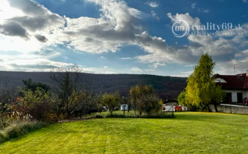 MYSLAVA - STAVEBNÝ POZEMOK NA KOPE 1.800 M2, MEDZI RODINNÝMI DOMAMI.