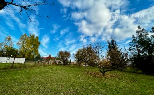 MYSLAVA - STAVEBNÝ POZEMOK NA KOPE 1.800 M2, MEDZI RODINNÝMI DOMAMI.