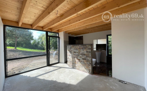 MALÁ IDA - TOP LOKALITA - 4 IZBOVÁ NOVOSTAVBA V STAVE HOLODOM.