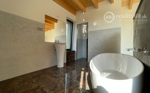 MALÁ IDA - TOP LOKALITA - 4 IZBOVÁ NOVOSTAVBA V STAVE HOLODOM.