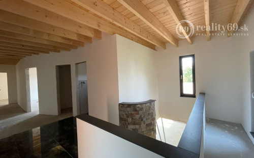 MALÁ IDA - TOP LOKALITA - 4 IZBOVÁ NOVOSTAVBA V STAVE HOLODOM.