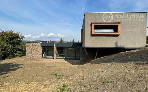 MALÁ IDA - TOP LOKALITA - 4 IZBOVÁ NOVOSTAVBA V STAVE HOLODOM.