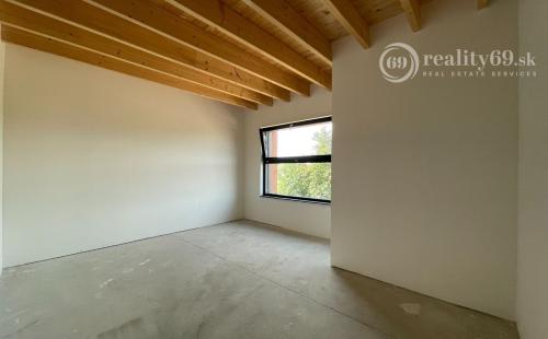 MALÁ IDA - TOP LOKALITA - 4 IZBOVÁ NOVOSTAVBA V STAVE HOLODOM.