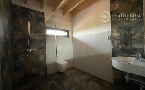 MALÁ IDA - TOP LOKALITA - 4 IZBOVÁ NOVOSTAVBA V STAVE HOLODOM.