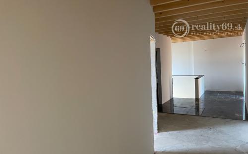 MALÁ IDA - TOP LOKALITA - 4 IZBOVÁ NOVOSTAVBA V STAVE HOLODOM.