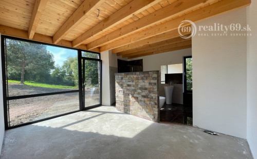 MALÁ IDA - TOP LOKALITA - 4 IZBOVÁ NOVOSTAVBA V STAVE HOLODOM.