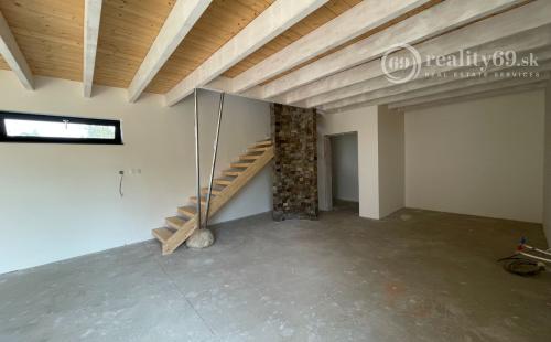 MALÁ IDA - TOP LOKALITA - 4 IZBOVÁ NOVOSTAVBA V STAVE HOLODOM.