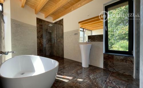 MALÁ IDA - TOP LOKALITA - 4 IZBOVÁ NOVOSTAVBA V STAVE HOLODOM.