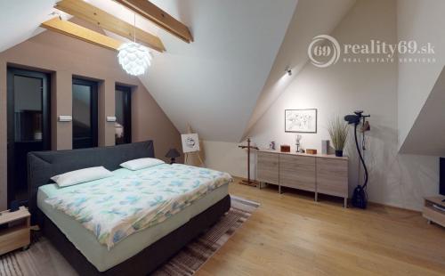 NIŽNÝ KLATOV  LUXUSNÝ RODINNÝ DOM - SPLNENÝ SEN O BÝVANÍ V LONE PRÍRODY