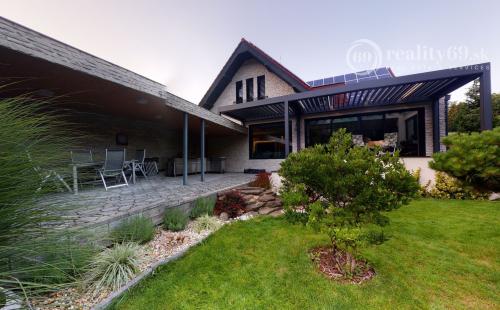 NIŽNÝ KLATOV  LUXUSNÝ RODINNÝ DOM - SPLNENÝ SEN O BÝVANÍ V LONE PRÍRODY